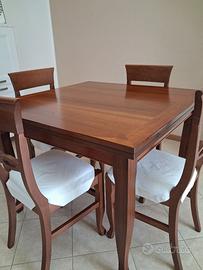 Tavolo con sedie in legno 