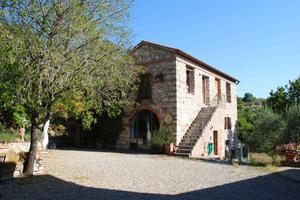 Rustico / Casale di 260 m² con più di 5 locali a R