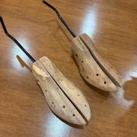 Coppia di tendiscarpe vintage in legno e metallo