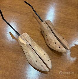Coppia di tendiscarpe vintage in legno e metallo