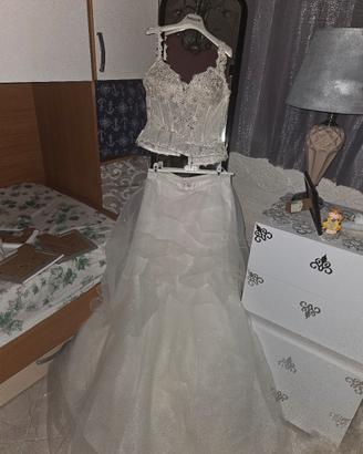 Abito da sposa con gonna e corpetto