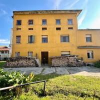 CASA PLURICAMERE NEL VERDE: spazio, indipendenz...