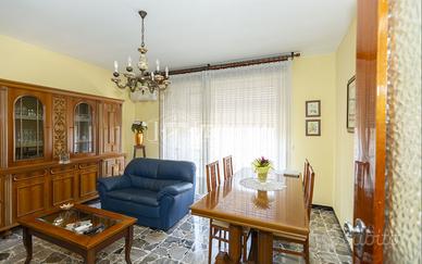 Casa indipendente con negozio, magazzino e mansard