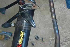 Marmitta akrapovic per t max e specchietti retrovi