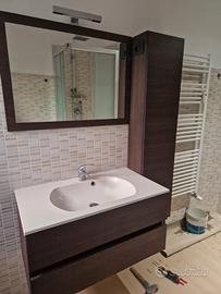 mobiletto bagno con colonna, specchio e luce 