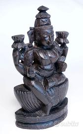 Manufatto in legno di una divinità orientale
