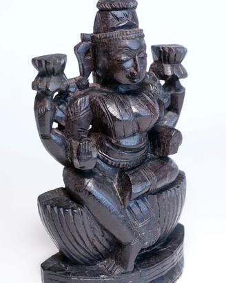 Manufatto in legno di una divinità orientale