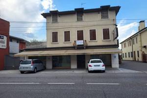 Casa indipendente di 750 m² con 5 locali e box aut