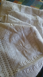 Antico copriletto matrimoniale in cotone lavorato