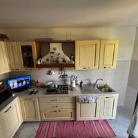 Cucina in legno con tavolo