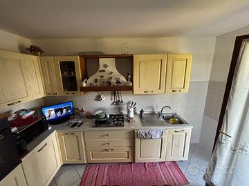 Cucina in legno con tavolo