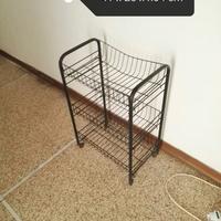 Carrellino portaoggetti in metallo. 41x25xh64 cm.