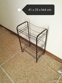 Carrellino portaoggetti in metallo. 41x25xh64 cm.