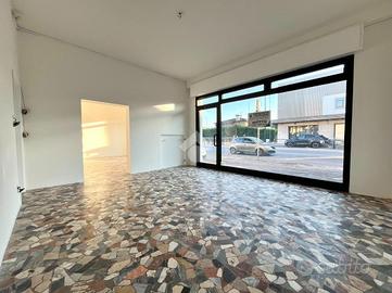 NEGOZIO A PONTE SAN NICOLÒ