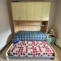 Armadio a ponte con due letti