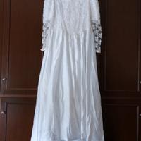 Abito da sposa in pizzo e gonna in raso più mantel