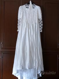 Abito da sposa in pizzo e gonna in raso più mantel