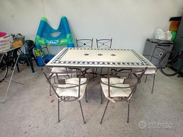 Tavolo da estern esterno con sedie