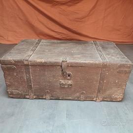 Vecchio baule in legno colore marrone