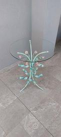 Tavolino con tre lampade decorati