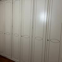 Armadio di legno laccato bianco  rifiniture in oro