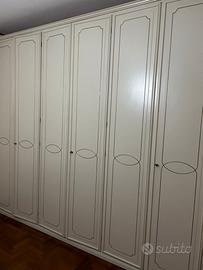 Armadio di legno laccato bianco  rifiniture in oro