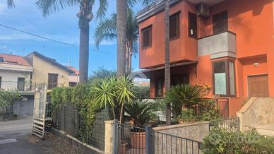VILLA A SCHIERA D'ANGOLO A ACIREALE