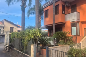 VILLA A SCHIERA D'ANGOLO A ACIREALE