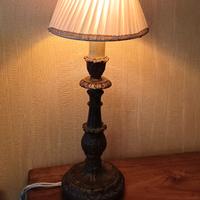 Lampada da tavolo o comodino antica in legno