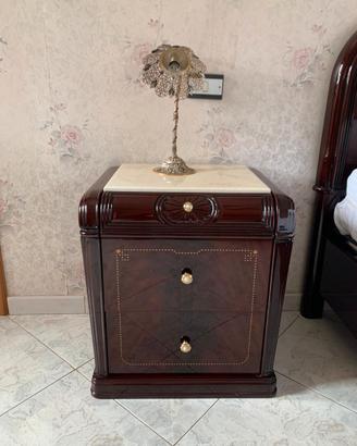 Camera da letto vintage in legno e marmo