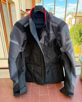Giacca Acerbis e pantaloni Dainese moto
