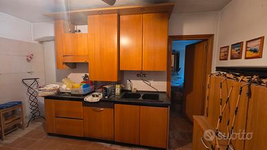 Cucina in laminato chiaro 