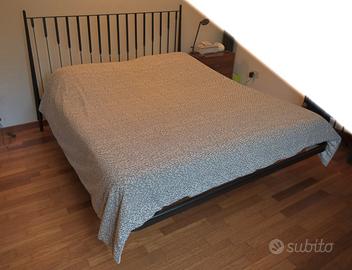 Letto matrimoniale in ferro nero.