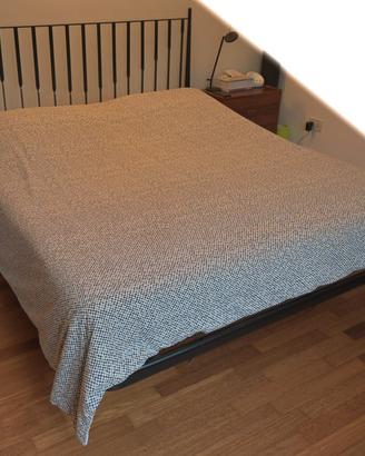 Letto matrimoniale in ferro nero.