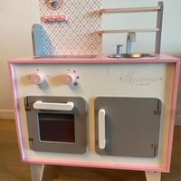 Cucina per bambini e cibo in legno