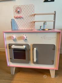 Cucina per bambini e cibo in legno