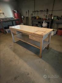 Tavolo in ferro con pianale in legno