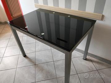 tavolo in acciaio e vetro