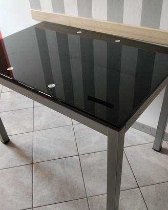 tavolo in acciaio e vetro