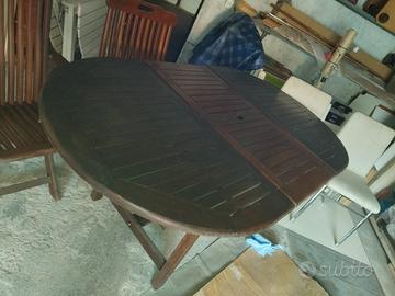 Tavolo da giardino in legno con sedie