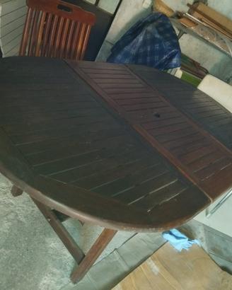 Tavolo da giardino in legno con sedie