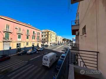 Via La Farina, ampia metratura in piccolo stabile