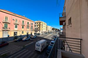 Via La Farina, ampia metratura in piccolo stabile