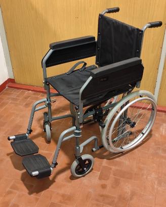 Sedia a rotelle ad autospinta per passaggi stretti