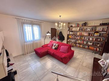 VILLA A SCHIERA A LIZZANELLO