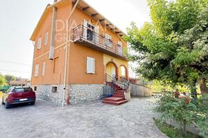 Casa indipendente su due livelli con giardino