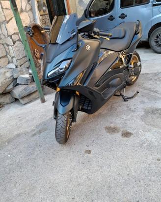 TMAX 560