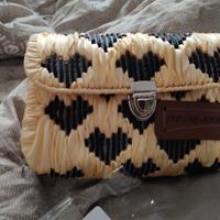 Borsa il colore giallo brillante con il nero tema 