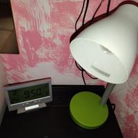 lampada e orologio digitale