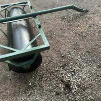 Rullo trainato da trattore e ranghinatore a nastro